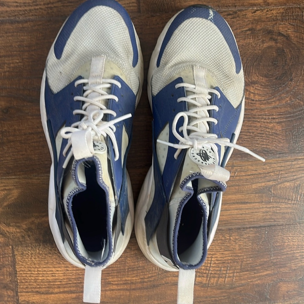 Nike tennis shoes